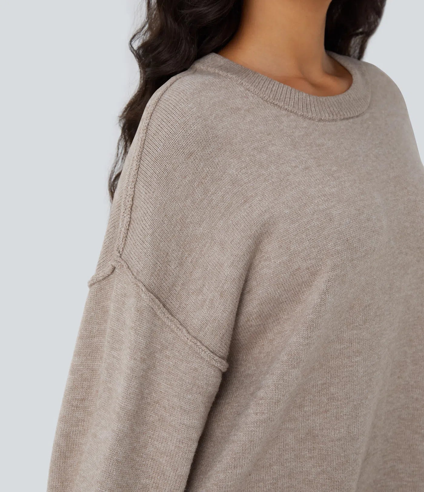 Jersey casual de manga larga con cuello redondo y hombros caídos
