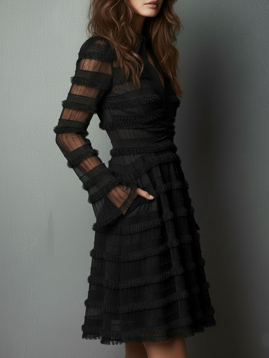Vestido escalonado transparente con flecos negros texturizados de lujo discreto