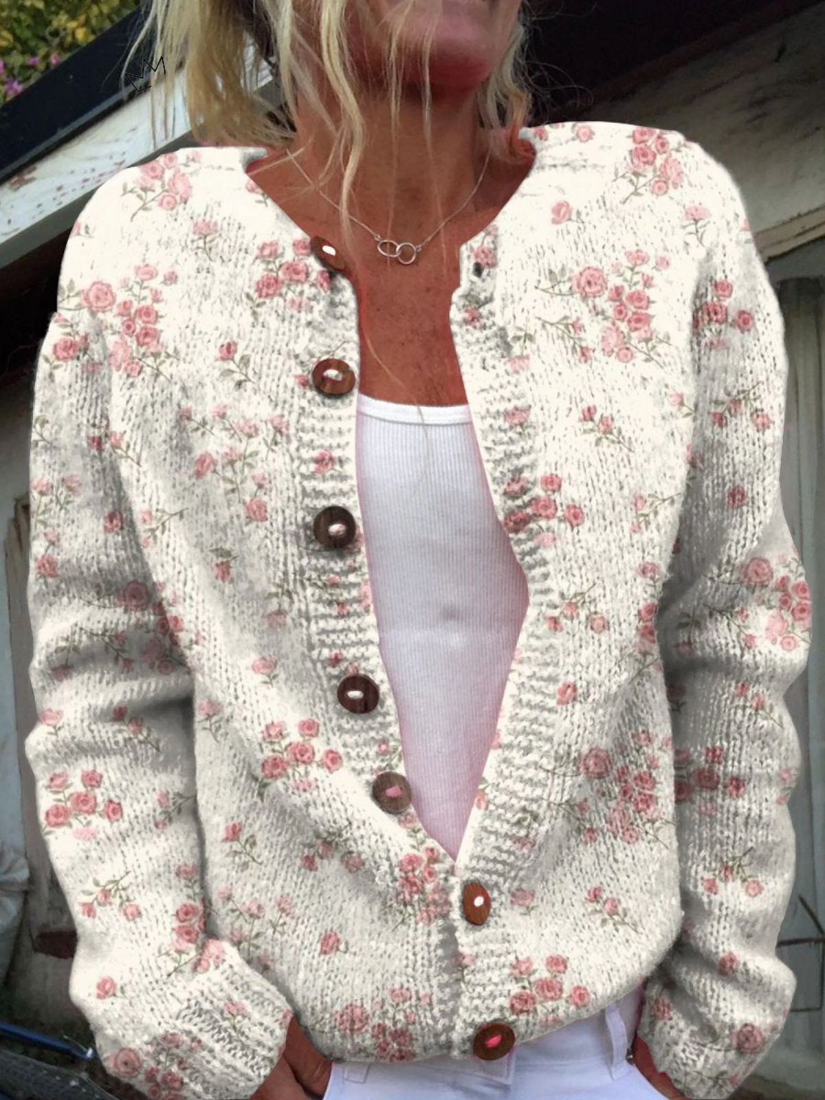 Suéter tipo cárdigan con botones y estampado de floretes de rosas rosadas