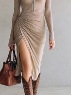 Vestido midi de cuello alto con cremallera, hilo metalizado y cintura drapeada estilo retro