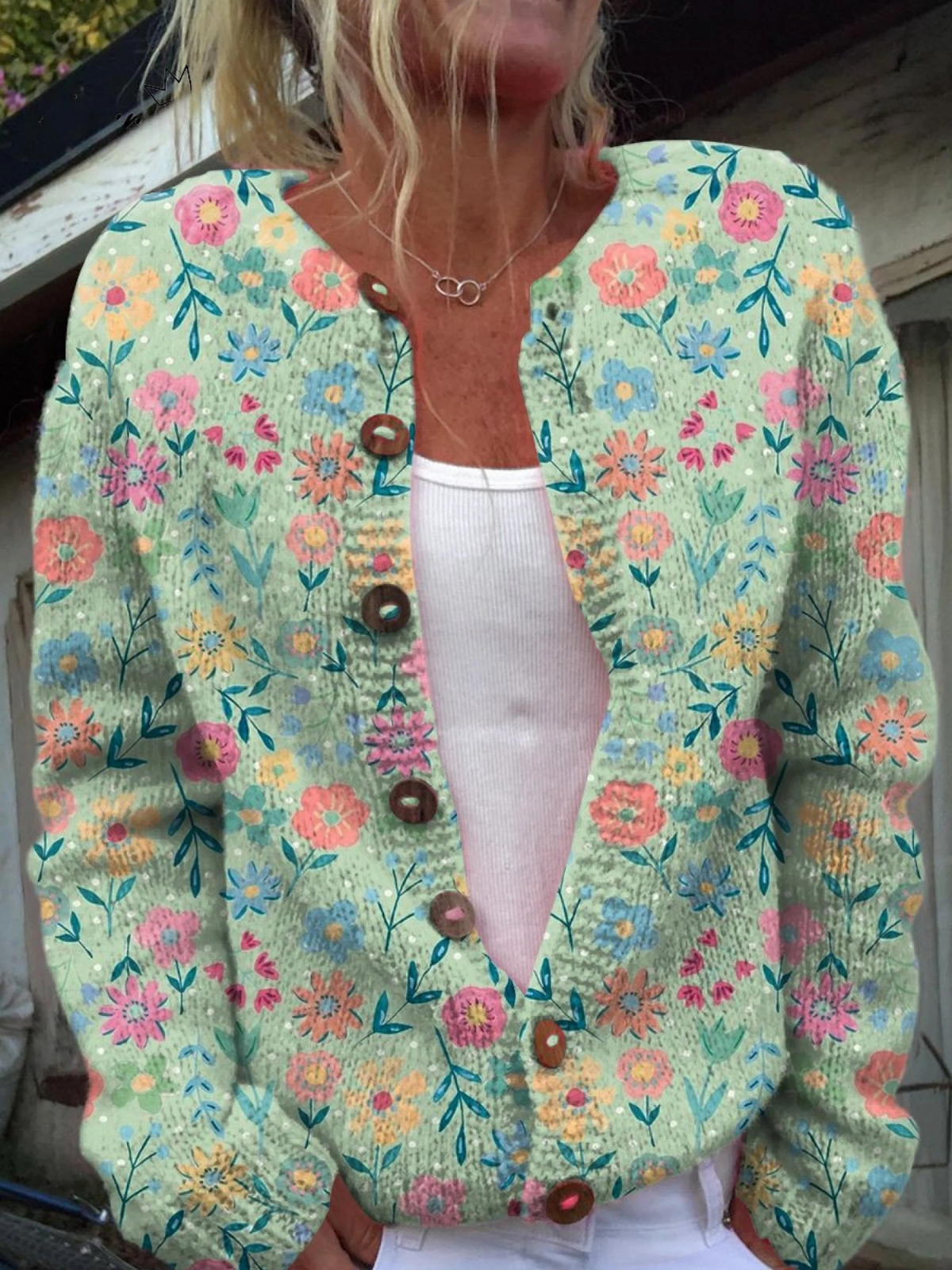 Cárdigan con botones y estampado floral veraniego