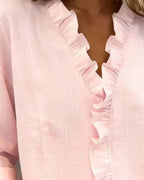 Chiara™ | Blusa con cuello en V y volantes delicados