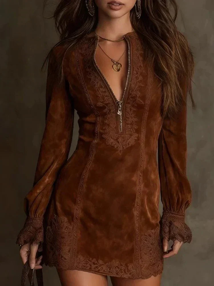 Vestido corto de ante con encaje femenino y sofisticado