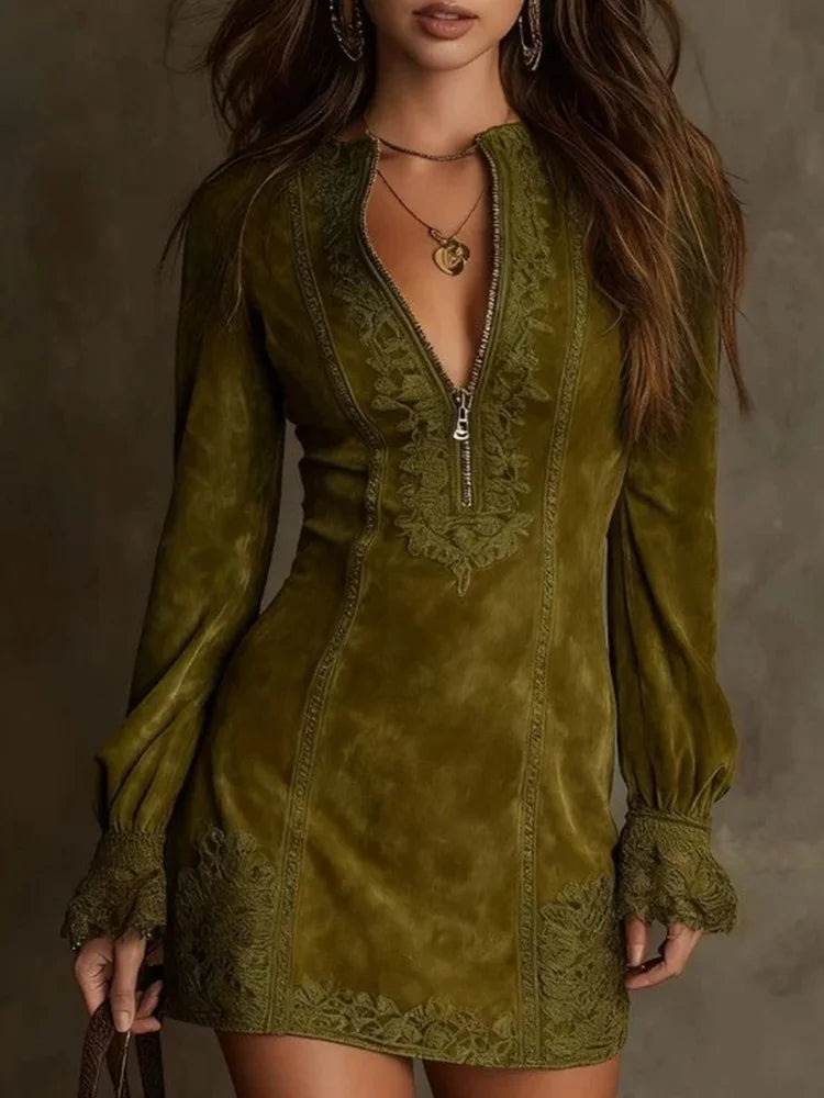 Vestido corto de ante con encaje femenino y sofisticado